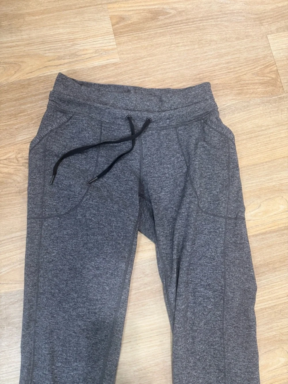Lululemon gray pants with 2 front pockets size 6 - Picture 4 of 5
